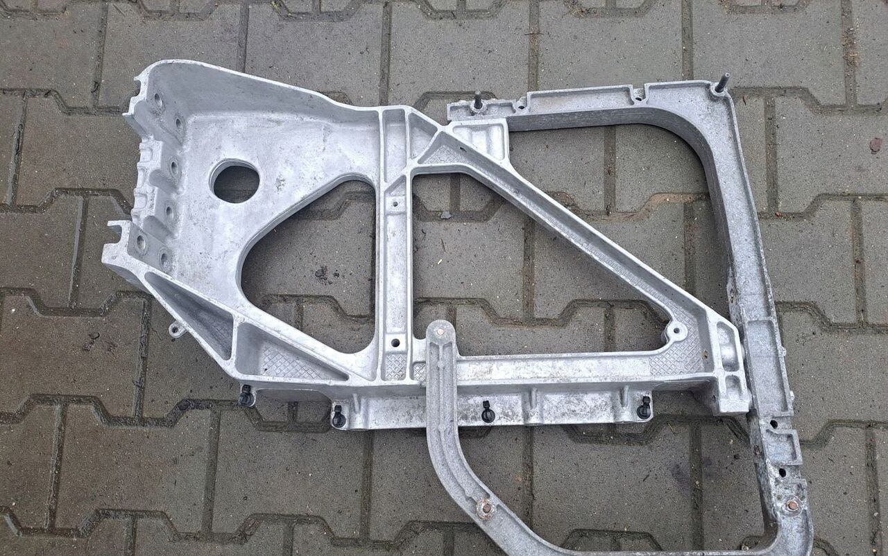 Volvo MOCOWANIE WSPORNIK BŁOTNIKA SKRZYNKI AKUMULATORÓW FH 4 REN - Guardabarros para Camión: foto 2 Volvo MOCOWANIE WSPORNIK BŁOTNIKA SKRZYNKI AKUMULATORÓW FH 4 REN - Guardabarros para Camión: foto 2