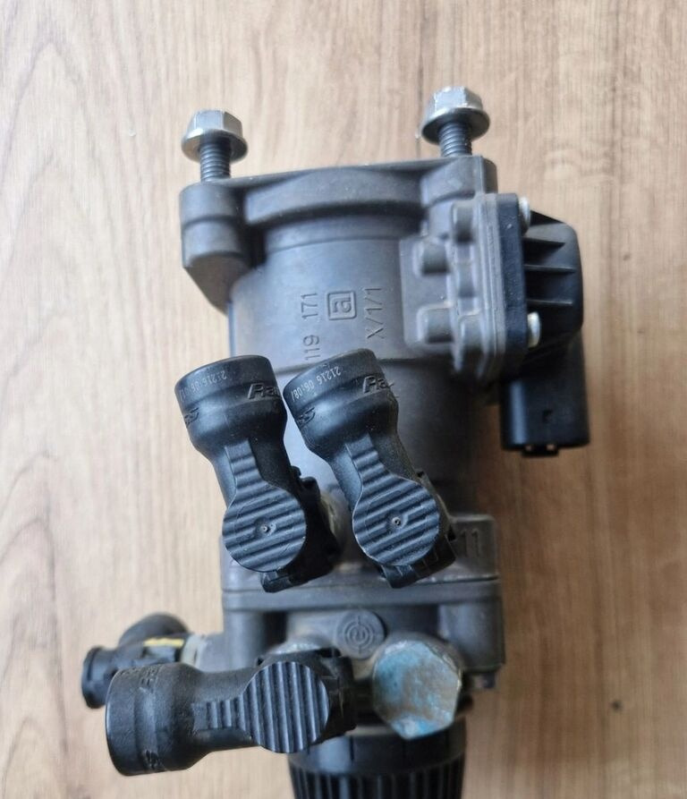 ZAWÓR GŁÓWNY HAMULCOWY POD PEDAŁ FORD F-MAX CARGO EURO 6 | ID: 6125030914 Ford F-MAX CARGO - Piezas de freno para Camión: foto 1 ZAWÓR GŁÓWNY HAMULCOWY POD PEDAŁ FORD F-MAX CARGO EURO 6 | ID: 6125030914 Ford F-MAX CARGO - Piezas de freno para Camión: foto 1