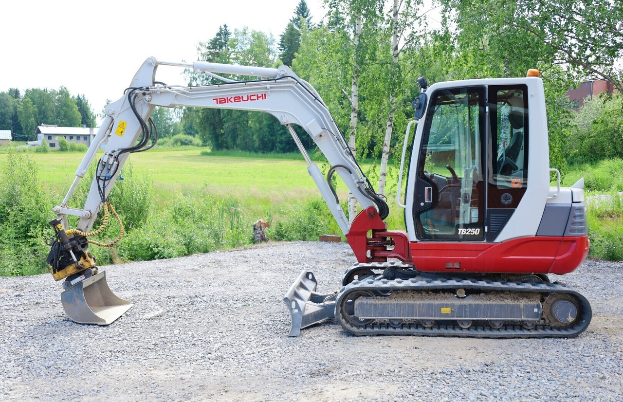 Takeuchi TB250 - Miniexcavadora: foto 1 Takeuchi TB250 - Miniexcavadora: foto 1