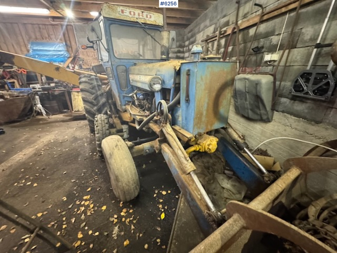 1968 Ford 5000 w/ digger, front cutter and 3 buckets! - Tractor: foto 4 1968 Ford 5000 w/ digger, front cutter and 3 buckets! - Tractor: foto 4