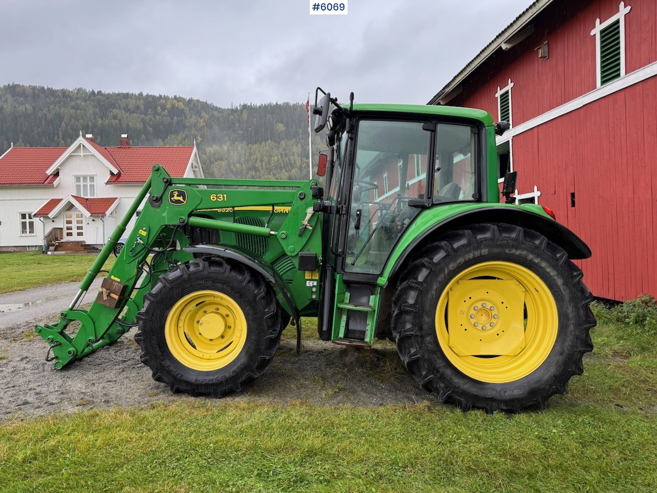 2006 John Deere 6320 w/ front loader, bucket, grapple, pallet fork and chains. Low hours!! - Tractor: foto 1 2006 John Deere 6320 w/ front loader, bucket, grapple, pallet fork and chains. Low hours!! - Tractor: foto 1