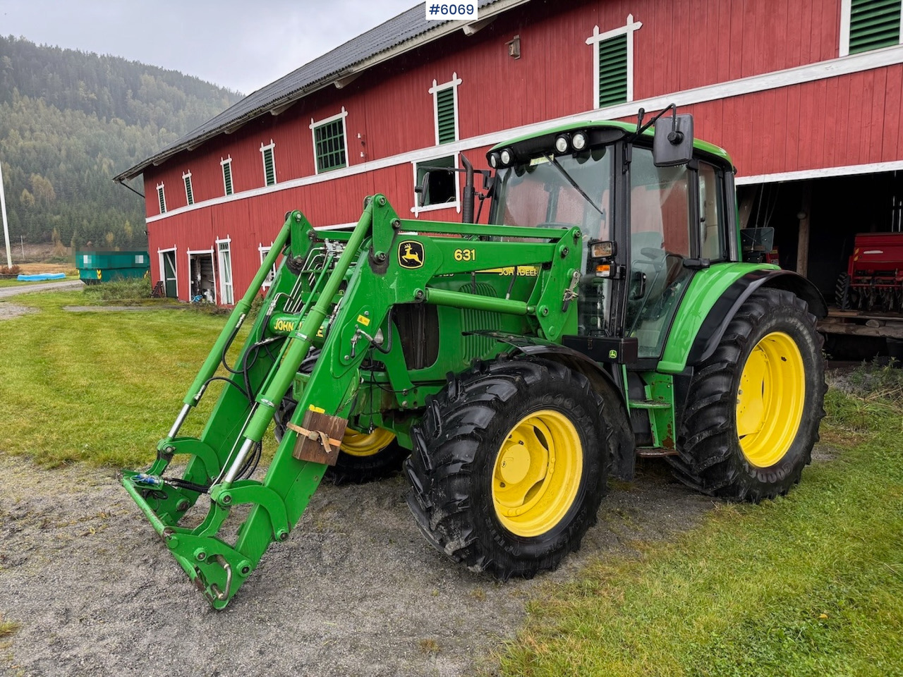 2006 John Deere 6320 w/ front loader, bucket, grapple, pallet fork and chains. Low hours!! - Tractor: foto 4 2006 John Deere 6320 w/ front loader, bucket, grapple, pallet fork and chains. Low hours!! - Tractor: foto 4