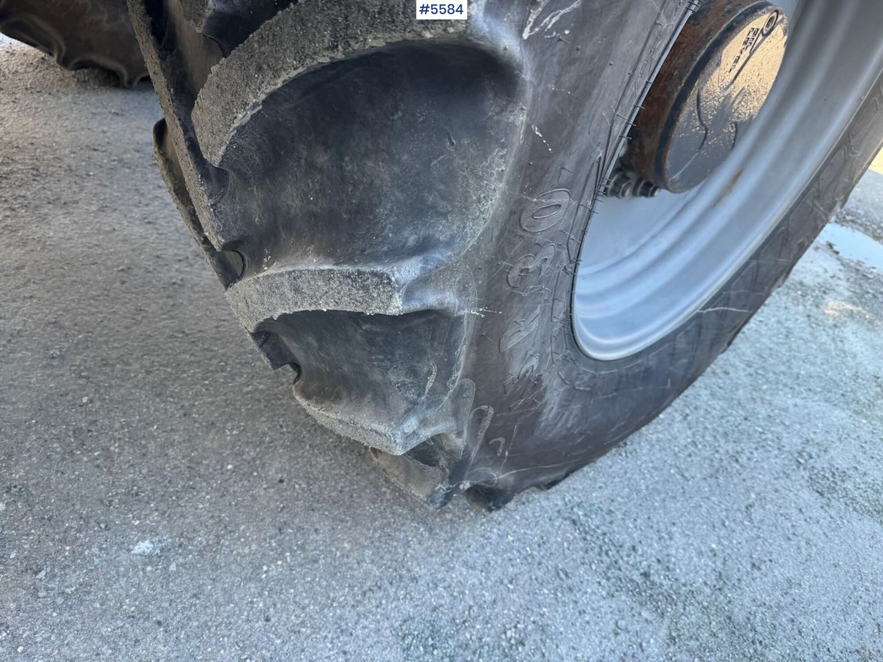 Tractor 2020 Deutz-Fahr 6215 Agrotron w/ front loader & 2 sets of tires: foto 12 Tractor 2020 Deutz-Fahr 6215 Agrotron w/ front loader & 2 sets of tires: foto 12