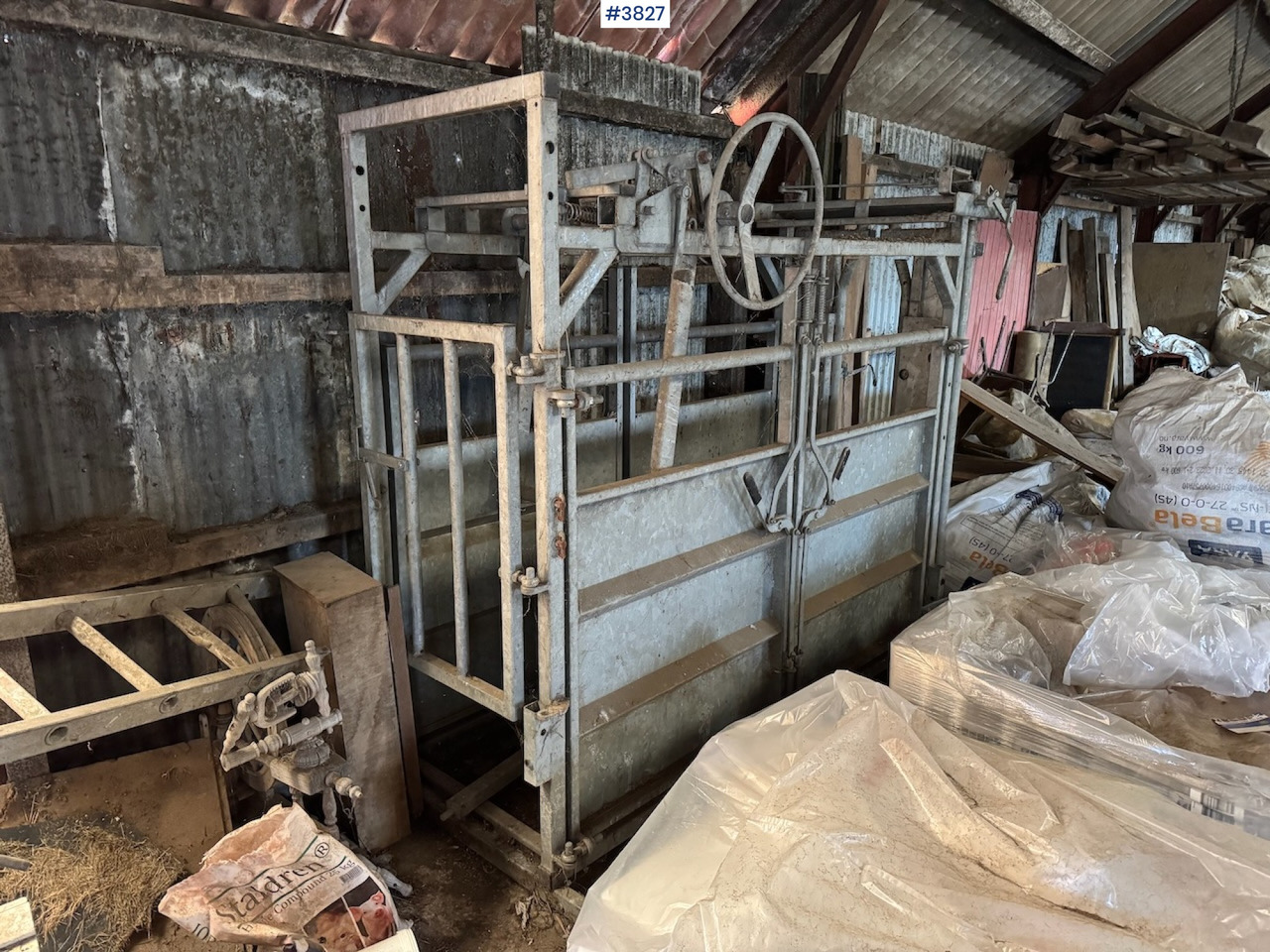 Cattle treatment box, like new - Maquinaria ganadera: foto 1 Cattle treatment box, like new - Maquinaria ganadera: foto 1