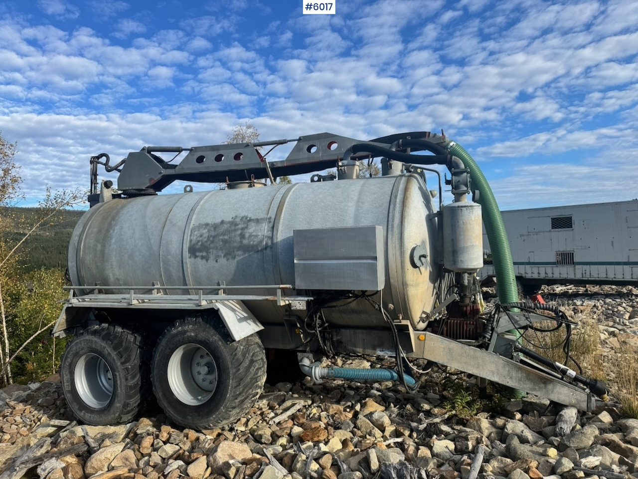 Caveco vacuum wagon with loading robot - Remolque cisterna: foto 1 Caveco vacuum wagon with loading robot - Remolque cisterna: foto 1