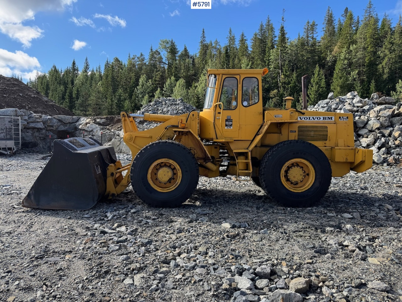 Volvo LM 1240 w/ bucket and pallet forks with claw. - Cargadora de ruedas: foto 1 Volvo LM 1240 w/ bucket and pallet forks with claw. - Cargadora de ruedas: foto 1