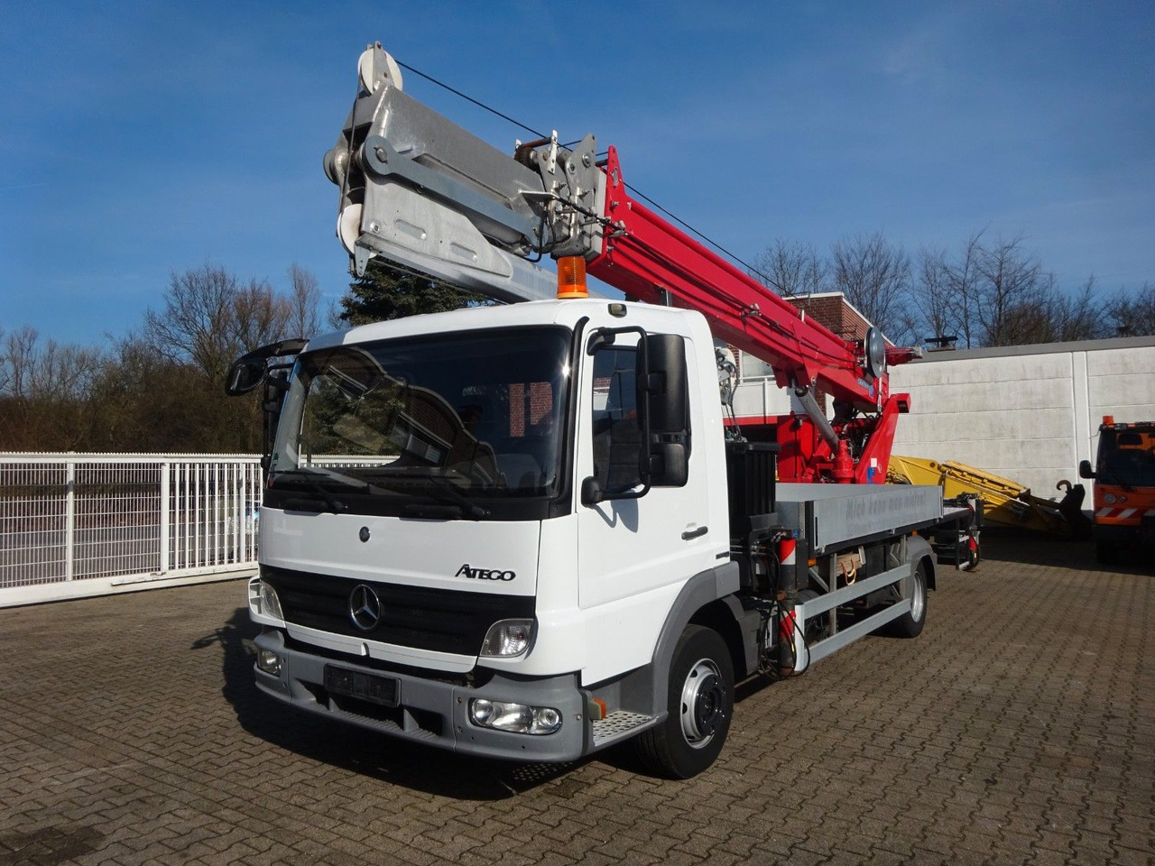 Mercedes-Benz 818 Atego + Böcker AK 32 Meter Dachdeckerkran - Camión grúa: foto 1 Mercedes-Benz 818 Atego + Böcker AK 32 Meter Dachdeckerkran - Camión grúa: foto 1