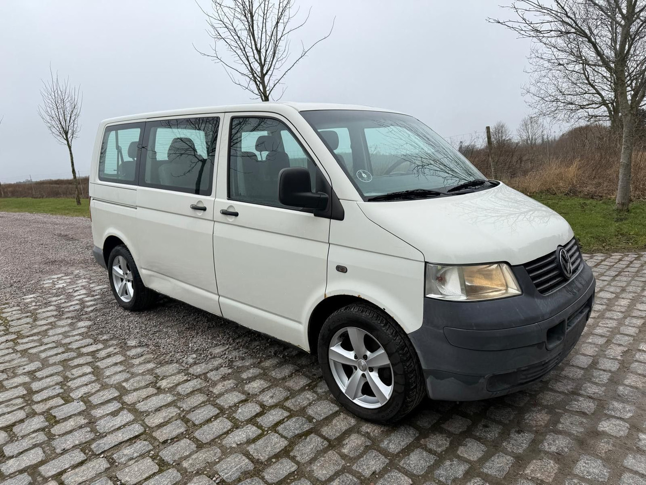 Volkswagen T5 Transporter 1.9 TDI *9 Sitze * 3900 € - Furgoneta de pasajeros: foto 1 Volkswagen T5 Transporter 1.9 TDI *9 Sitze * 3900 € - Furgoneta de pasajeros: foto 1