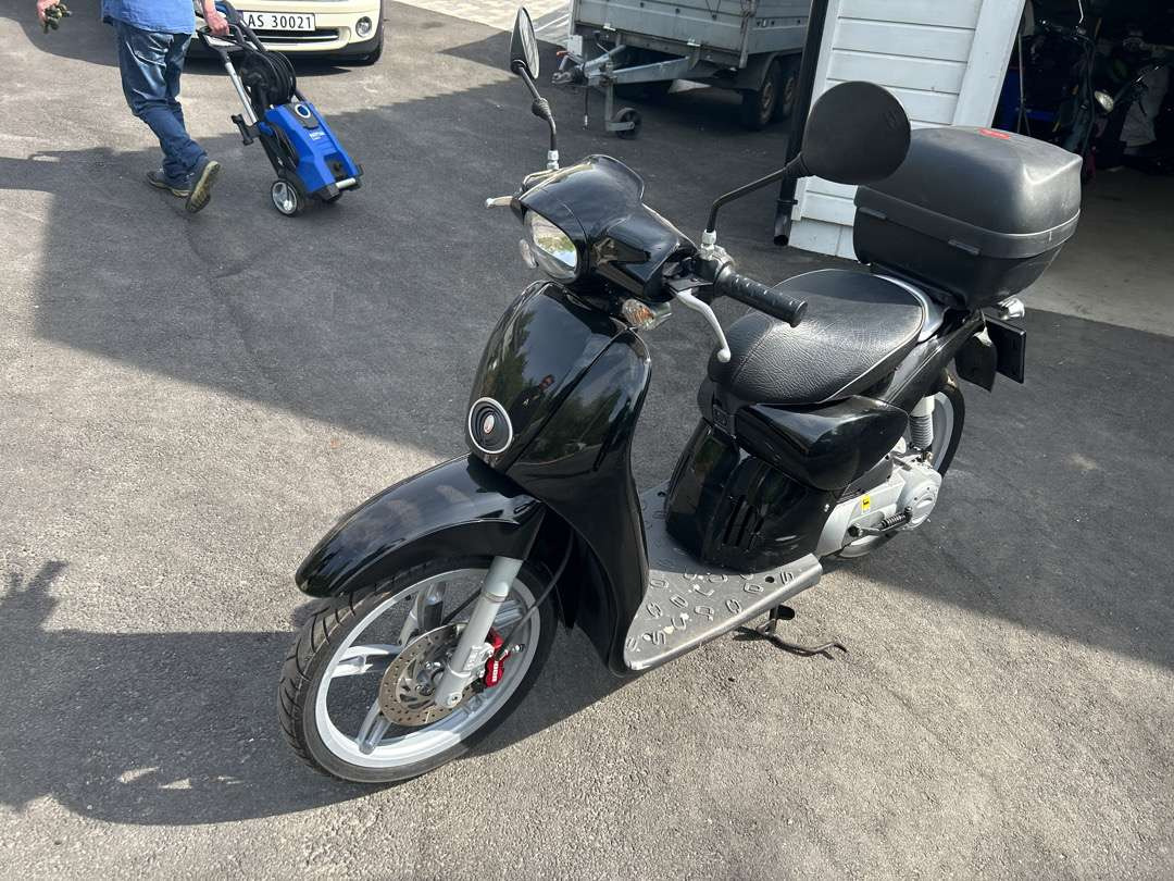 2011 Moped APRILIA APRILIA SCARABEO50 2T NERO APR - Remolque para moto: foto 1 2011 Moped APRILIA APRILIA SCARABEO50 2T NERO APR - Remolque para moto: foto 1