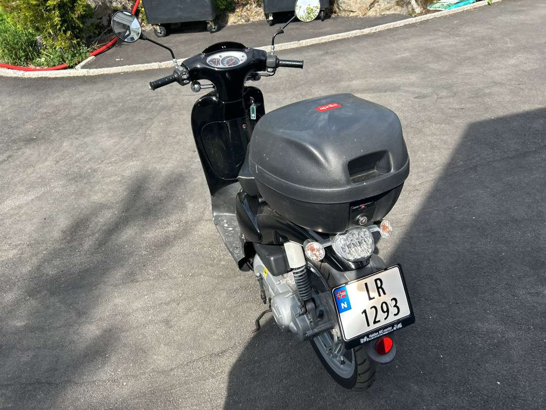 2011 Moped APRILIA APRILIA SCARABEO50 2T NERO APR - Remolque para moto: foto 4 2011 Moped APRILIA APRILIA SCARABEO50 2T NERO APR - Remolque para moto: foto 4