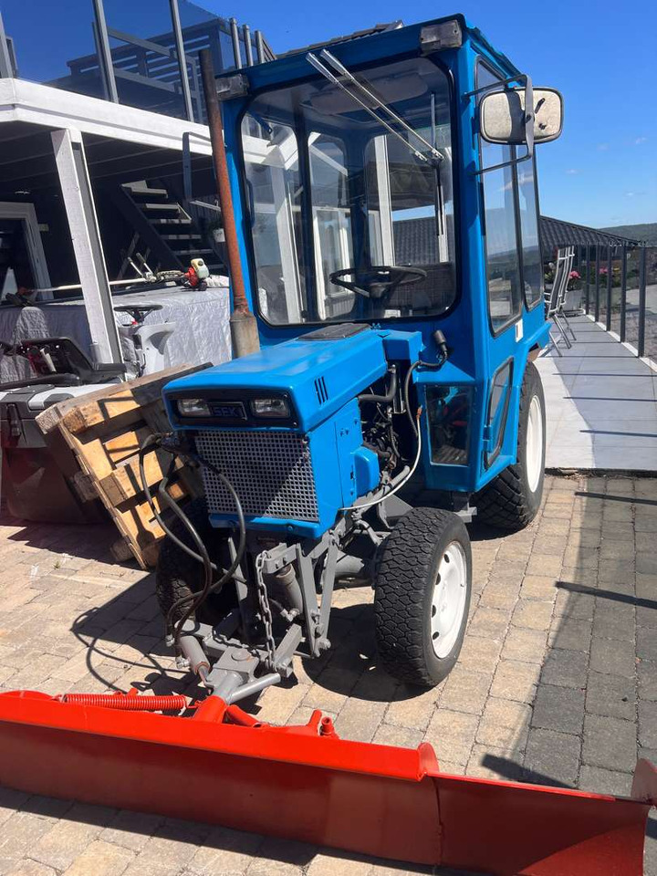 Iseki TX1500 brøyteskjær og feiekost - Tractor: foto 5 Iseki TX1500 brøyteskjær og feiekost - Tractor: foto 5