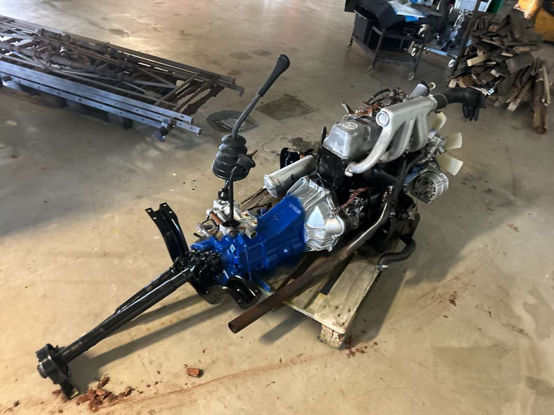 Herramienta/ Equipo Mercedes motor 5 sylinder med girkasse med kraftuttak: foto 1