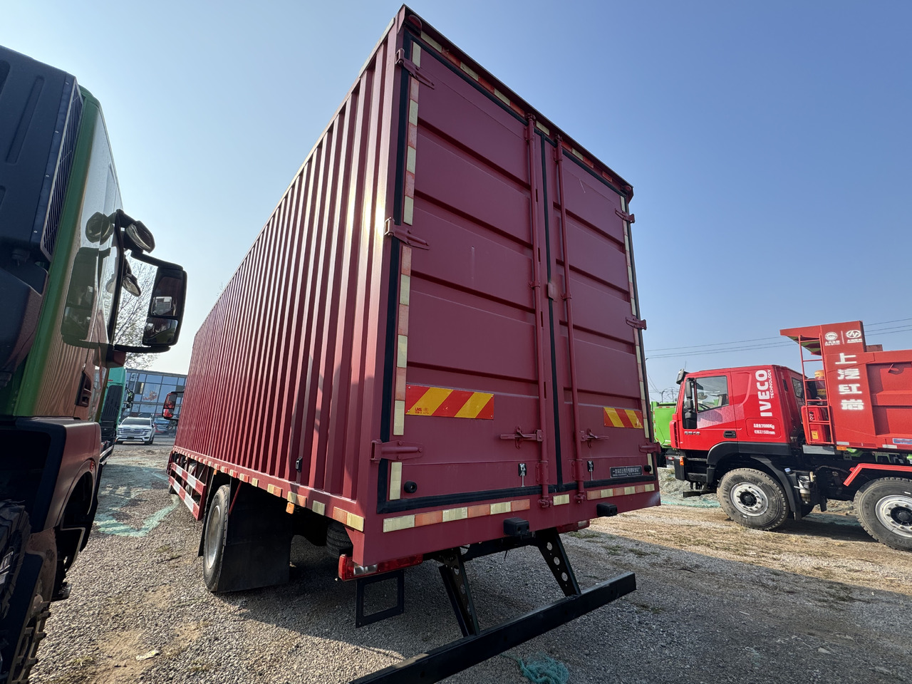 HONGYAN HEAVY TRUCK - Camión caja cerrada: foto 4 HONGYAN HEAVY TRUCK - Camión caja cerrada: foto 4