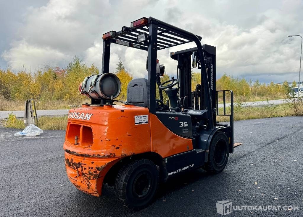 Doosan G 35 C-5, 2009, 3 870 h Kaasutrukki, Lieto - Carretilla elevadora de gas: foto 4 Doosan G 35 C-5, 2009, 3 870 h Kaasutrukki, Lieto - Carretilla elevadora de gas: foto 4