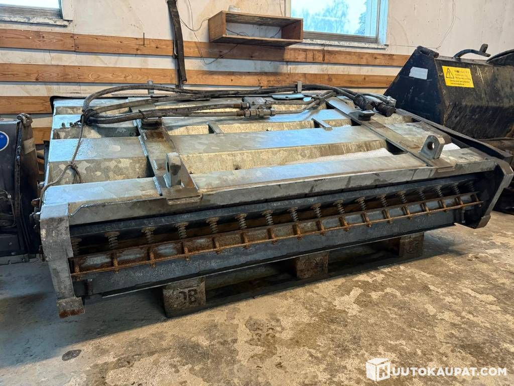 Wille Optim 550 sand spreader, 2017, Lohja - Esparcidor de sal: foto 1 Wille Optim 550 sand spreader, 2017, Lohja - Esparcidor de sal: foto 1