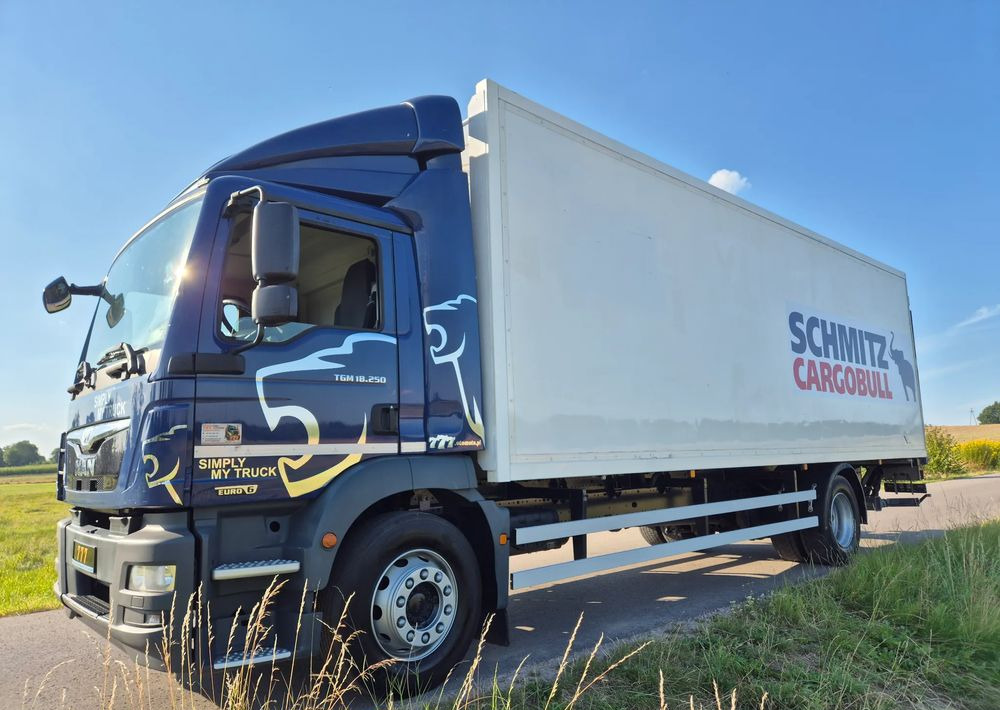 MAN TGM 18.250 Carrier 1950 D/E z Holandii / TOP STAN / 7.5m / 18 palet / winda + drzwi boczne / OKAZJA - Camión frigorífico: foto 3 MAN TGM 18.250 Carrier 1950 D/E z Holandii / TOP STAN / 7.5m / 18 palet / winda + drzwi boczne / OKAZJA - Camión frigorífico: foto 3