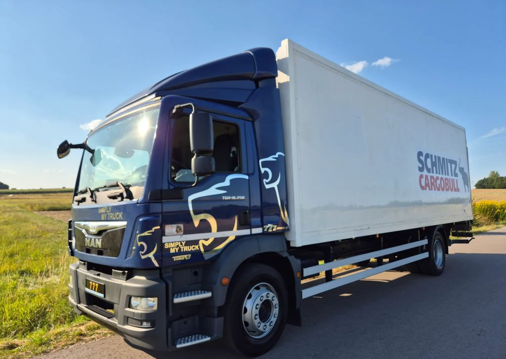 MAN TGM 18.250 Carrier 1950 D/E z Holandii / TOP STAN / 7.5m / 18 palet / winda + drzwi boczne / OKAZJA - Camión frigorífico: foto 1 MAN TGM 18.250 Carrier 1950 D/E z Holandii / TOP STAN / 7.5m / 18 palet / winda + drzwi boczne / OKAZJA - Camión frigorífico: foto 1