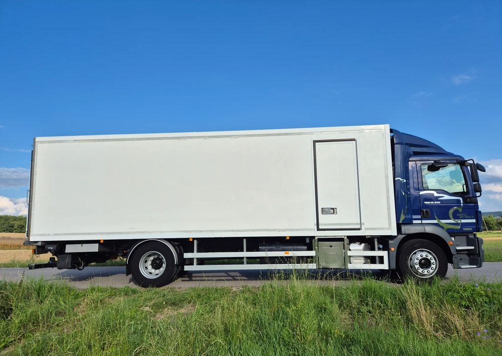 MAN TGM 18.250 Carrier 1950 D/E z Holandii / TOP STAN / 7.5m / 18 palet / winda + drzwi boczne / OKAZJA - Camión frigorífico: foto 5 MAN TGM 18.250 Carrier 1950 D/E z Holandii / TOP STAN / 7.5m / 18 palet / winda + drzwi boczne / OKAZJA - Camión frigorífico: foto 5