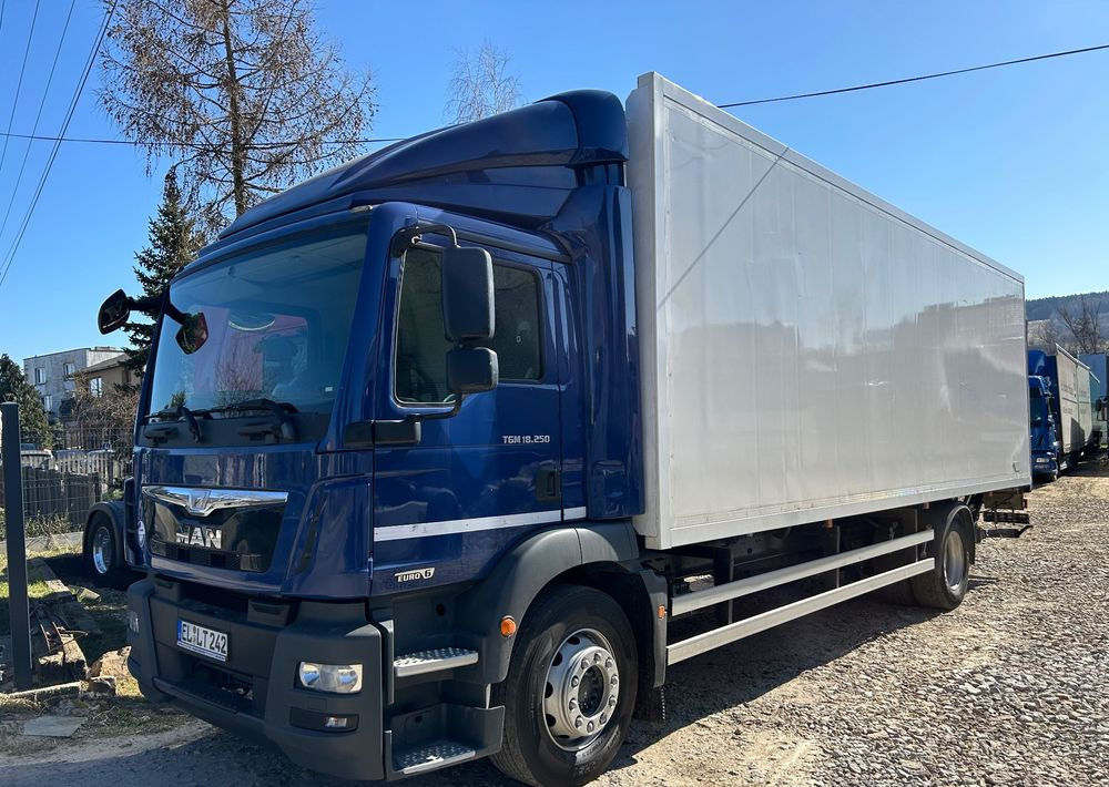 MAN TGM 18.290 18.250 Carrier 1950 D/E z Holandii / TOP STAN / 7.5m / 18 palet / winda + drzwi boczne / OKAZJA - Camión frigorífico: foto 1 MAN TGM 18.290 18.250 Carrier 1950 D/E z Holandii / TOP STAN / 7.5m / 18 palet / winda + drzwi boczne / OKAZJA - Camión frigorífico: foto 1