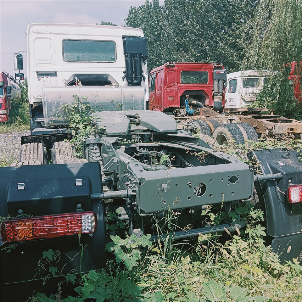 SINOTRUK HOWO trailer head - Cabeza tractora: foto 4 SINOTRUK HOWO trailer head - Cabeza tractora: foto 4