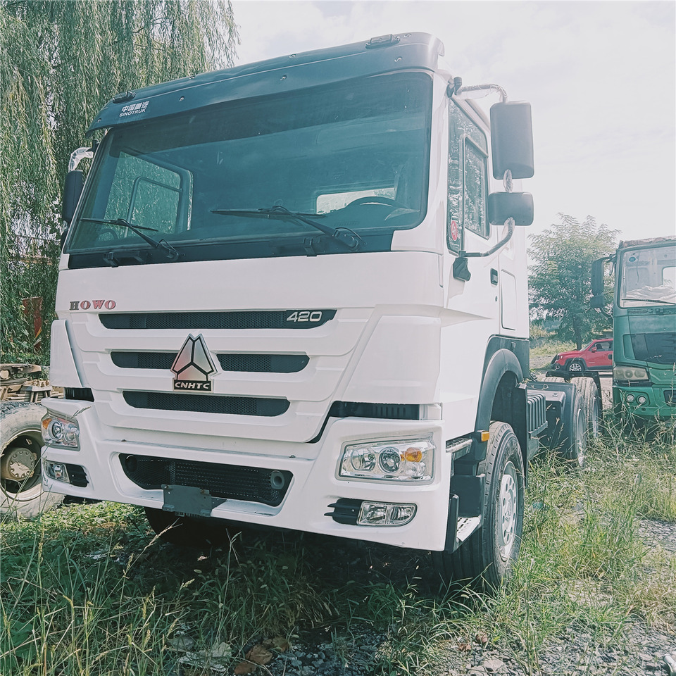 SINOTRUK HOWO trailer head - Cabeza tractora: foto 1 SINOTRUK HOWO trailer head - Cabeza tractora: foto 1
