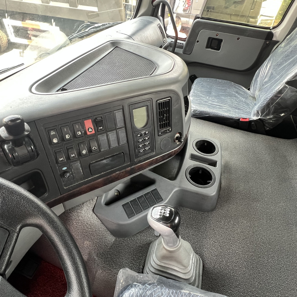 SINOTRUK HOWO tralier head - Cabeza tractora: foto 4 SINOTRUK HOWO tralier head - Cabeza tractora: foto 4