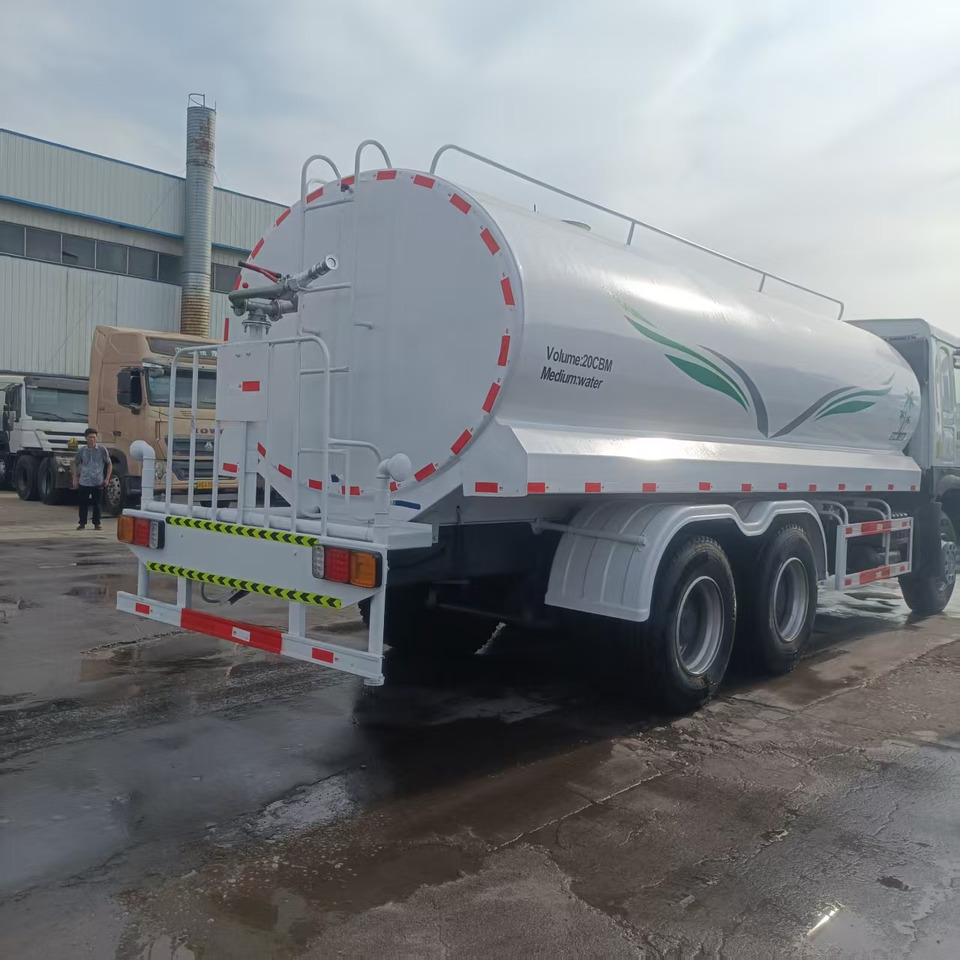 HOWO 20m³ sprinkler truck - Camión cisterna: foto 2 HOWO 20m³ sprinkler truck - Camión cisterna: foto 2