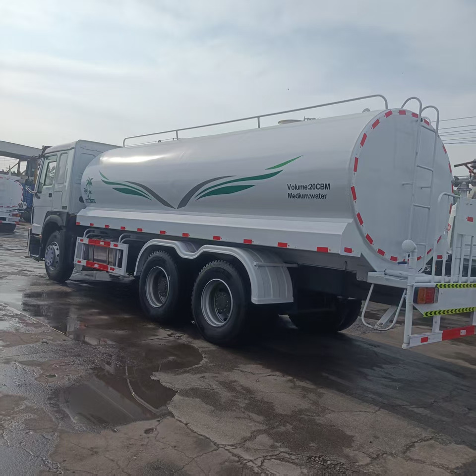HOWO 20m³ sprinkler truck - Camión cisterna: foto 1 HOWO 20m³ sprinkler truck - Camión cisterna: foto 1