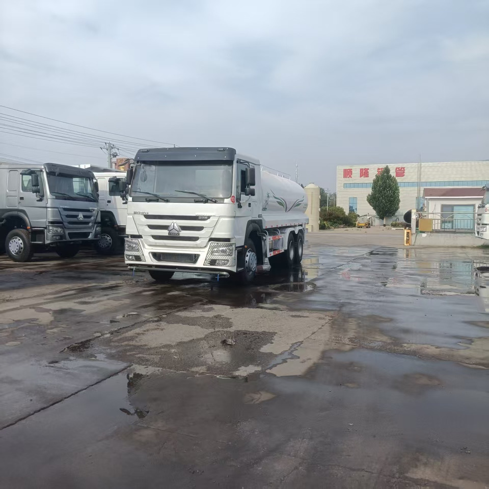 HOWO 20m³ sprinkler truck - Camión cisterna: foto 3 HOWO 20m³ sprinkler truck - Camión cisterna: foto 3
