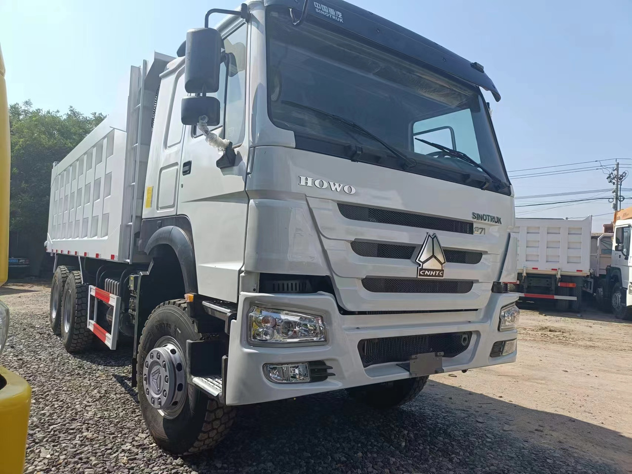 SINOTRUK HOWO - Camión volquete: foto 1 SINOTRUK HOWO - Camión volquete: foto 1