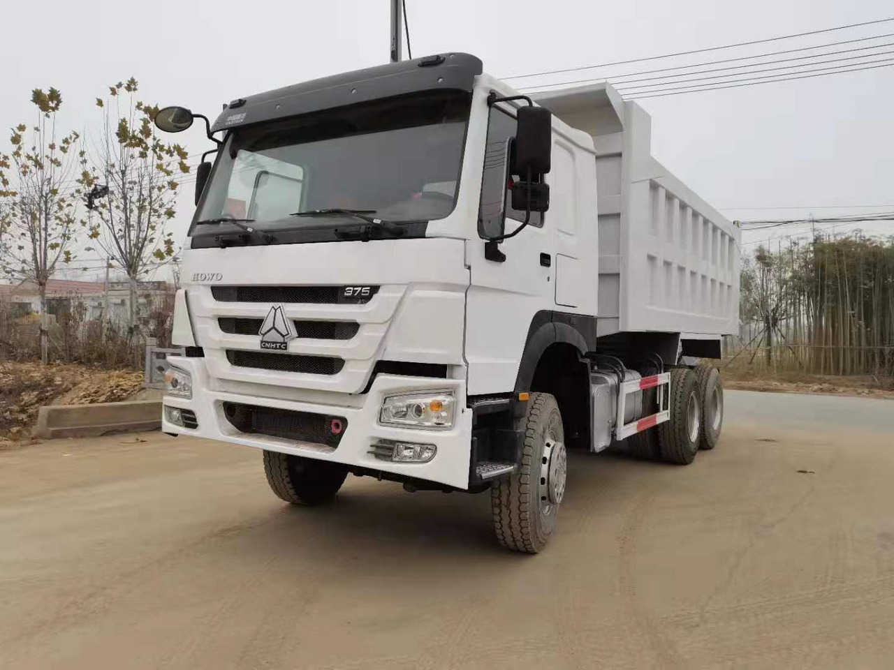 SINOTRUK HOWO - Camión volquete: foto 4 SINOTRUK HOWO - Camión volquete: foto 4