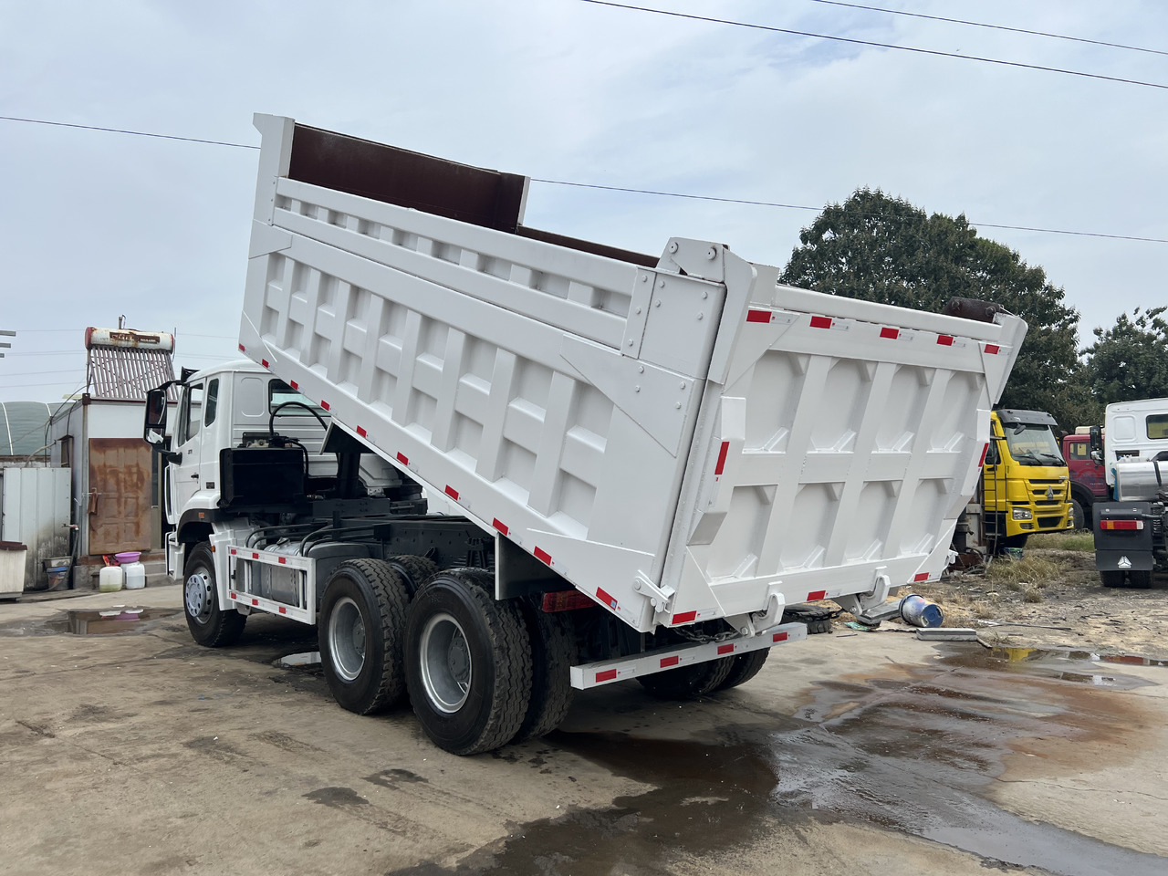 SINOTRUK HOWO - Camión volquete: foto 4 SINOTRUK HOWO - Camión volquete: foto 4