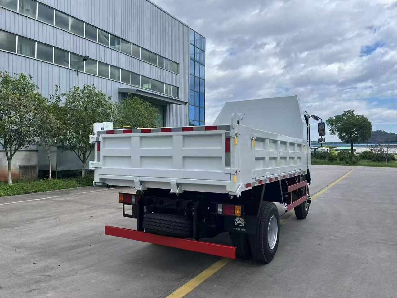 SINOTRUK HOWO - Camión volquete: foto 3 SINOTRUK HOWO - Camión volquete: foto 3