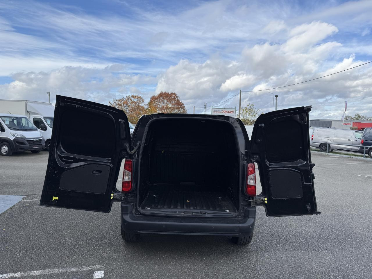 CITROEN Berlingo 1.5 BlueHDi S&S - 130 - BV EAT8 III FOURGON Fourgon M Driver 650 kg PHASE 1 - Furgón: foto 2 CITROEN Berlingo 1.5 BlueHDi S&S - 130 - BV EAT8 III FOURGON Fourgon M Driver 650 kg PHASE 1 - Furgón: foto 2