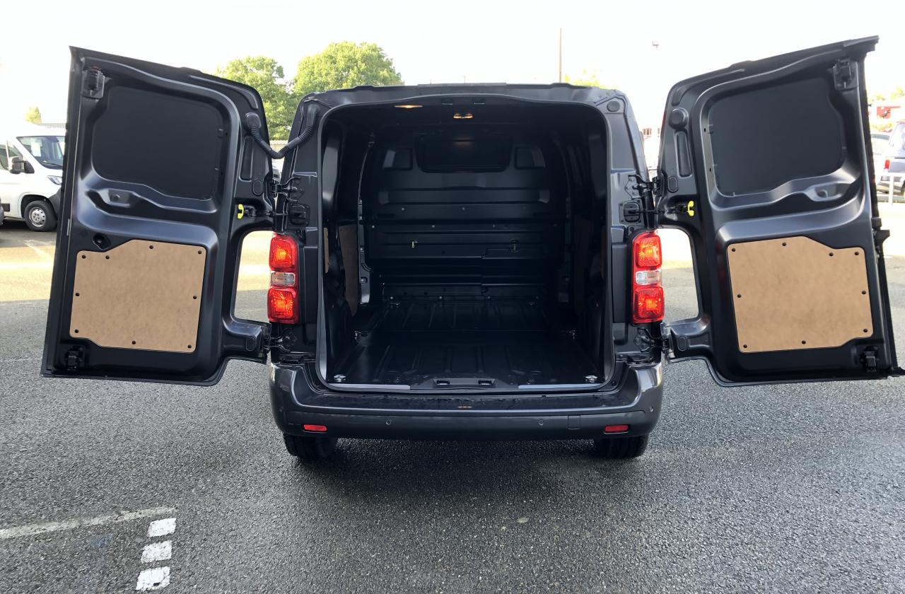 CITROEN Jumpy M 2.0 BlueHDi - 180 S&S - BV EAT8 III FOURGON . PHASE 2 - Furgón: foto 3 CITROEN Jumpy M 2.0 BlueHDi - 180 S&S - BV EAT8 III FOURGON . PHASE 2 - Furgón: foto 3