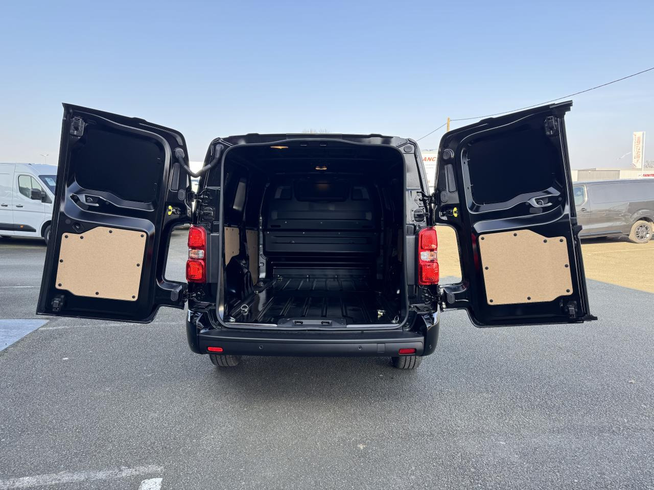 CITROEN Jumpy M 2.0 BlueHDi - 180 S&S - BV EAT8 III FOURGON . PHASE 2 - Furgón: foto 3 CITROEN Jumpy M 2.0 BlueHDi - 180 S&S - BV EAT8 III FOURGON . PHASE 2 - Furgón: foto 3