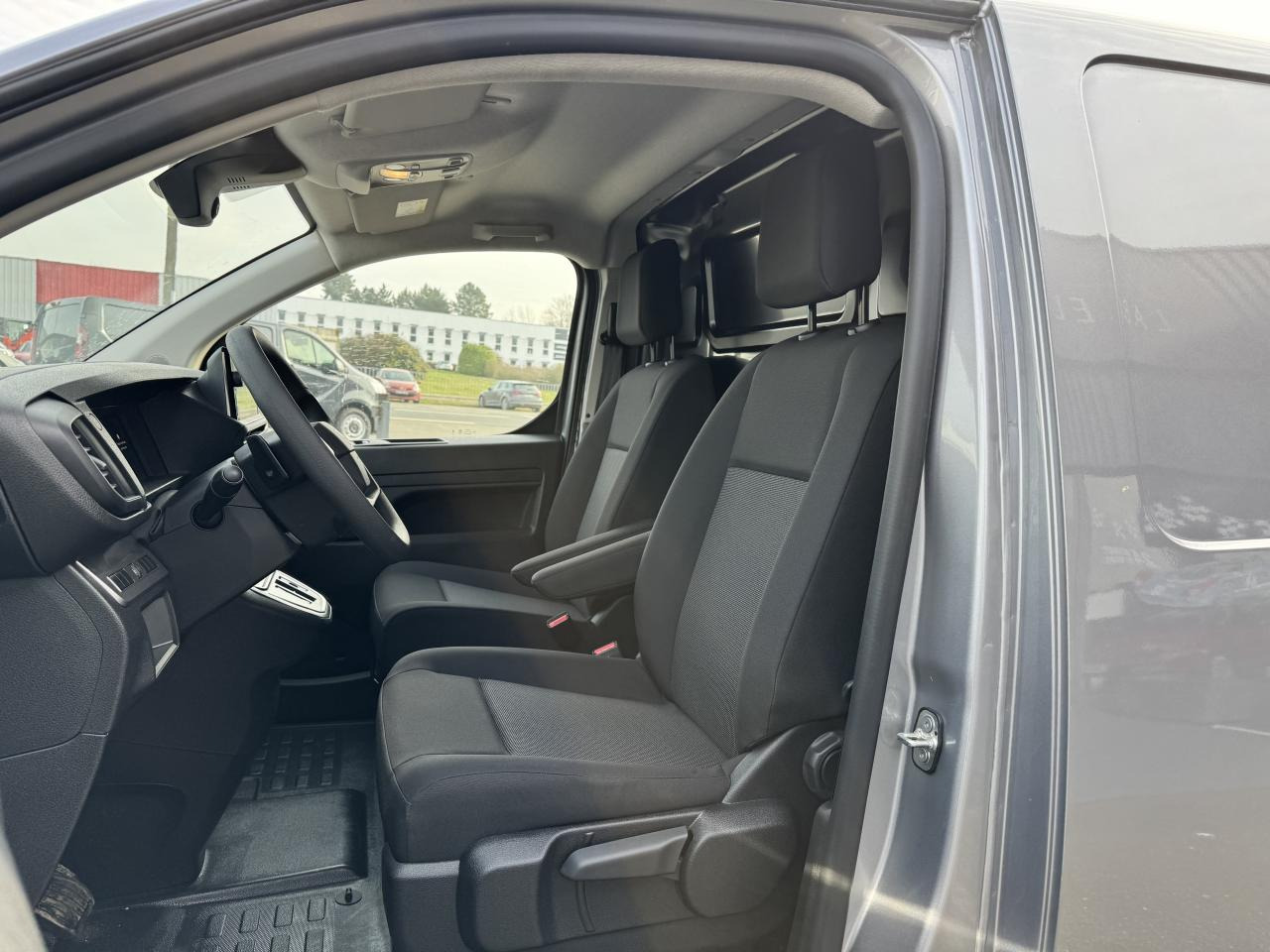 CITROEN jumpy 2 PLACES XL 2.0 BLUEHDI 180CH S&S PACK PREMIUM CONNECT EAT8 - Furgón: foto 4 CITROEN jumpy 2 PLACES XL 2.0 BLUEHDI 180CH S&S PACK PREMIUM CONNECT EAT8 - Furgón: foto 4