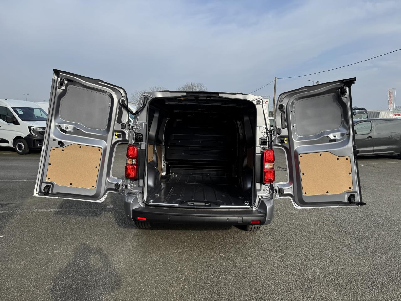 CITROEN jumpy 2 PLACES XL 2.0 BLUEHDI 180CH S&S PACK PREMIUM CONNECT EAT8 - Furgón: foto 2 CITROEN jumpy 2 PLACES XL 2.0 BLUEHDI 180CH S&S PACK PREMIUM CONNECT EAT8 - Furgón: foto 2