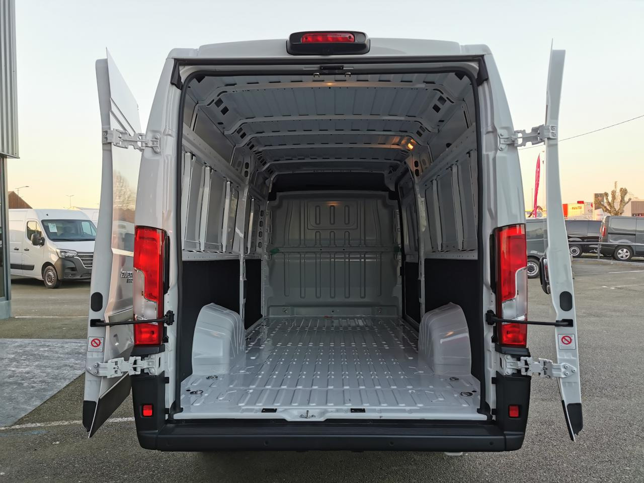 FIAT Ducato Tôlé Maxi 3.5 XL H2 2.2 - 140 S&S III FOURGON TOLE Fourgon Tôlé - Furgón: foto 3 FIAT Ducato Tôlé Maxi 3.5 XL H2 2.2 - 140 S&S III FOURGON TOLE Fourgon Tôlé - Furgón: foto 3