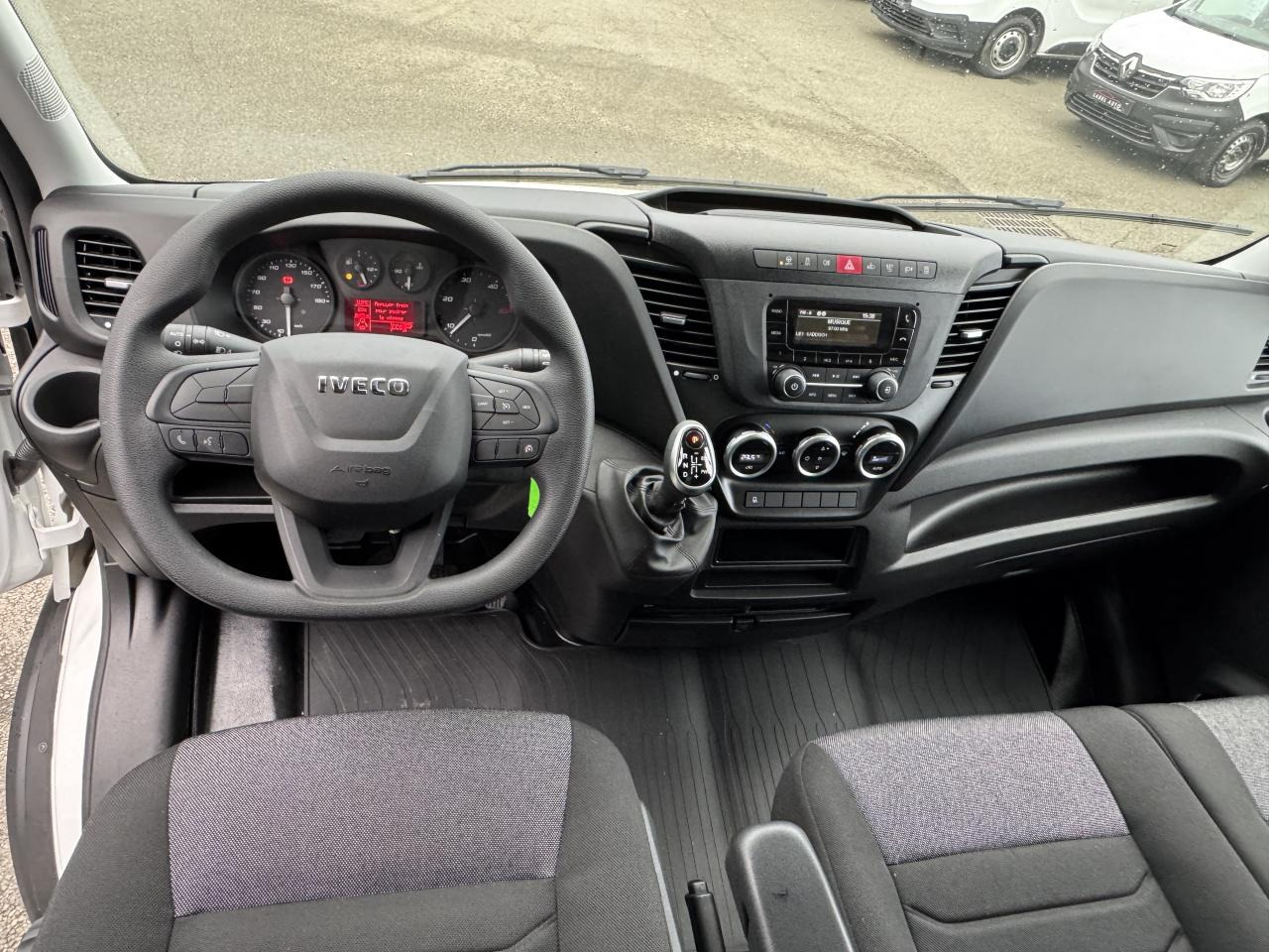 IVECO Daily 35 C 16H3.0 - BV Hi-Matic CHASSIS CABINE CAISSE 20M3 + HAYON - Furgoneta caja cerrada: foto 3 IVECO Daily 35 C 16H3.0 - BV Hi-Matic CHASSIS CABINE CAISSE 20M3 + HAYON - Furgoneta caja cerrada: foto 3