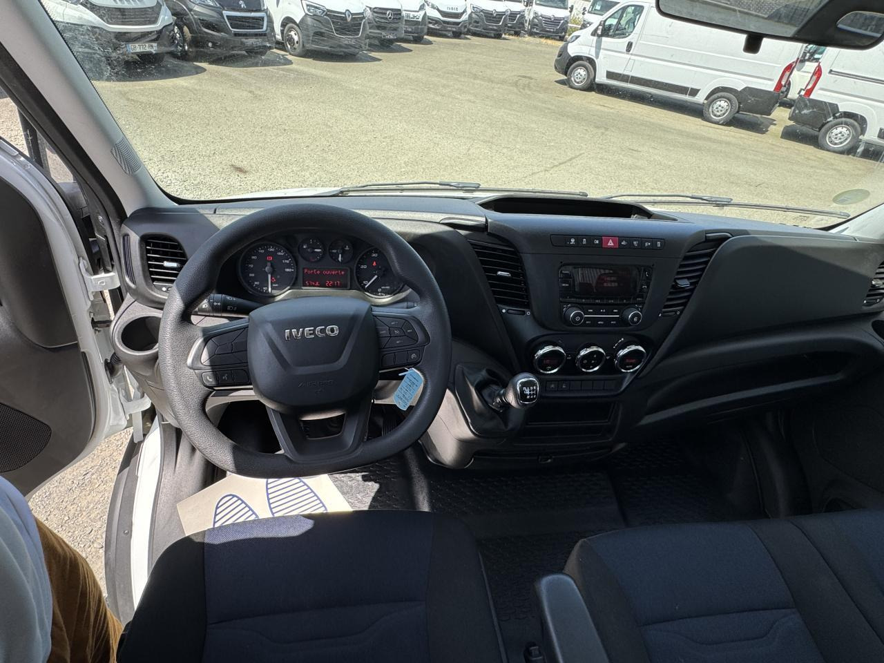 Iveco Daily IVECO PORTE VOITURE DEPANNEUSE 35 S 16 3L0 160 CH EMPATTEMENT 4100 PLATEAU FIX ALU EQUIP M - Camión portavehículos: foto 4 Iveco Daily IVECO PORTE VOITURE DEPANNEUSE 35 S 16 3L0 160 CH EMPATTEMENT 4100 PLATEAU FIX ALU EQUIP M - Camión portavehículos: foto 4