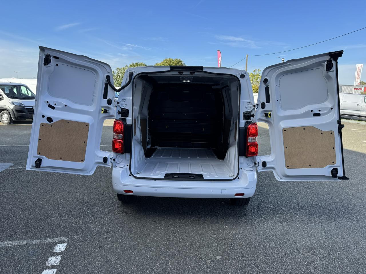 PEUGEOT Expert M 2.0 BlueHDi - 145 S&S - BV EAT8 III FOURGON Fourgon PHASE 2 - Furgón: foto 3 PEUGEOT Expert M 2.0 BlueHDi - 145 S&S - BV EAT8 III FOURGON Fourgon PHASE 2 - Furgón: foto 3