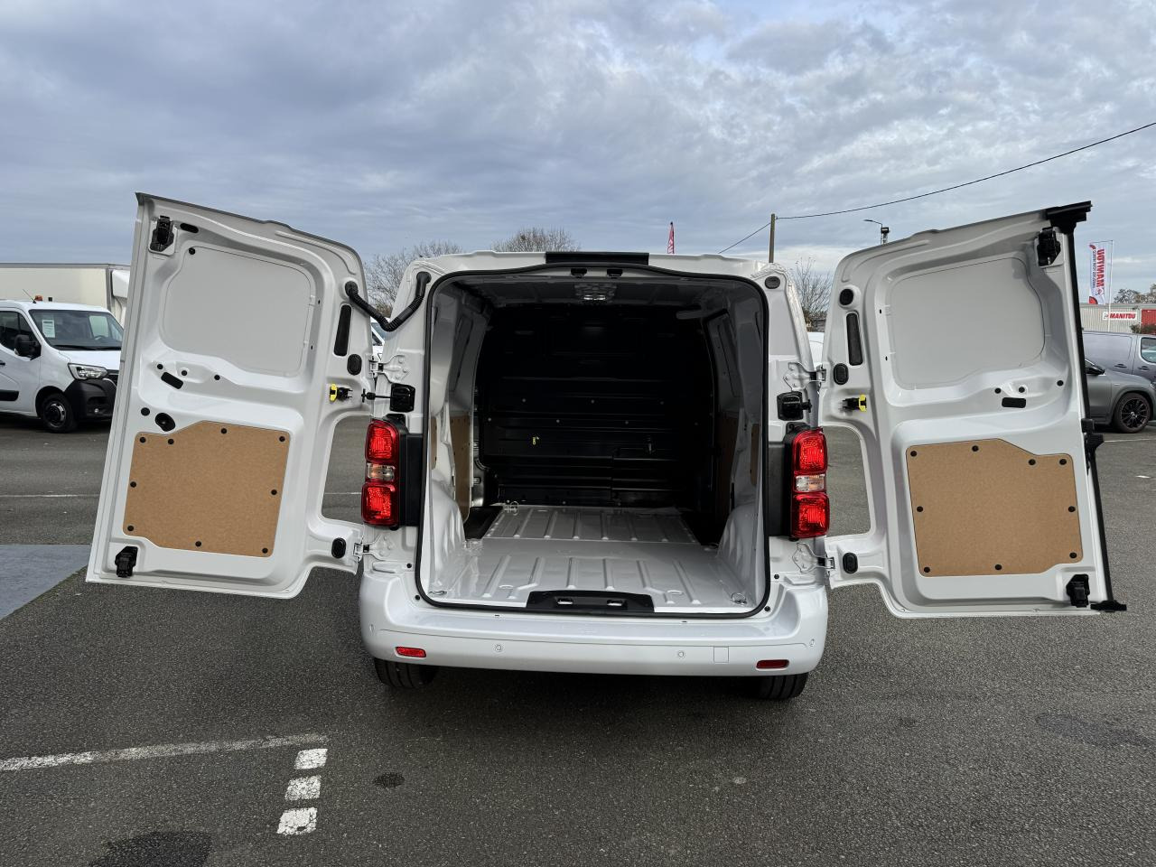 PEUGEOT Expert M 2.0 BlueHDi - 180 S&S - BV EAT8 III FOURGON Fourgon PHASE 2 - Furgón: foto 3 PEUGEOT Expert M 2.0 BlueHDi - 180 S&S - BV EAT8 III FOURGON Fourgon PHASE 2 - Furgón: foto 3