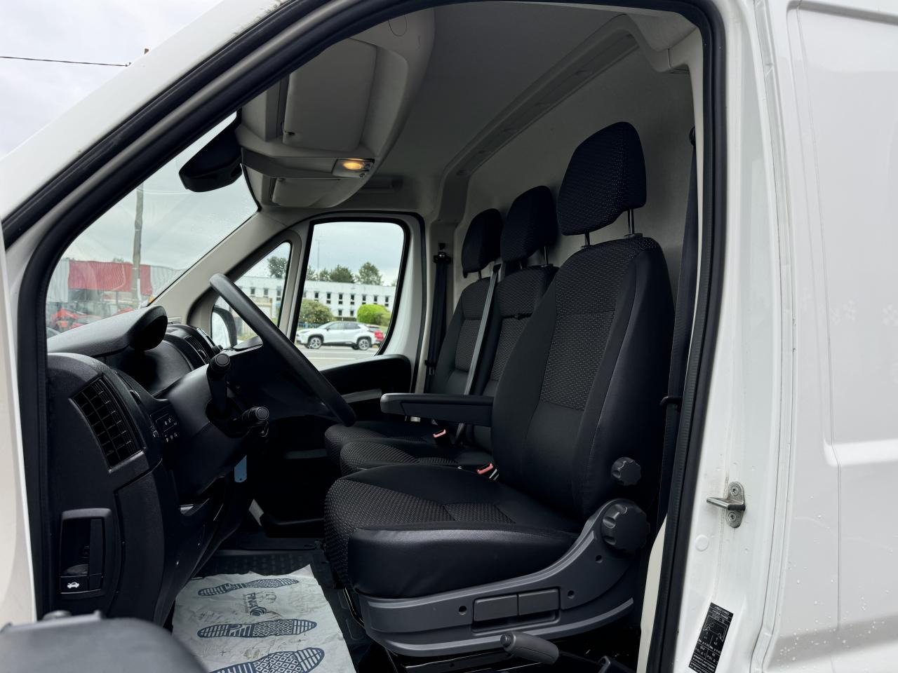 PEUGEOT boxer 333 L1H1 2.2 BLUEHDI S&S 140CH ASPHALT - Furgón: foto 4 PEUGEOT boxer 333 L1H1 2.2 BLUEHDI S&S 140CH ASPHALT - Furgón: foto 4