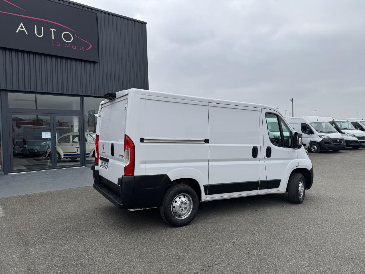 PEUGEOT boxer 333 L1H1 2.2 BLUEHDI S&S 140CH ASPHALT - Furgón: foto 5 PEUGEOT boxer 333 L1H1 2.2 BLUEHDI S&S 140CH ASPHALT - Furgón: foto 5