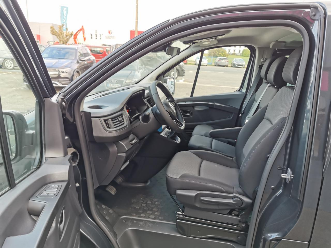 RENAULT Trafic L2 2.0 Energy dCi - 150 - S&S - BVA - 25 III COMBI Combi Grand Evolution L2H1 PHASE 3 - Furgoneta de pasajeros: foto 4 RENAULT Trafic L2 2.0 Energy dCi - 150 - S&S - BVA - 25 III COMBI Combi Grand Evolution L2H1 PHASE 3 - Furgoneta de pasajeros: foto 4