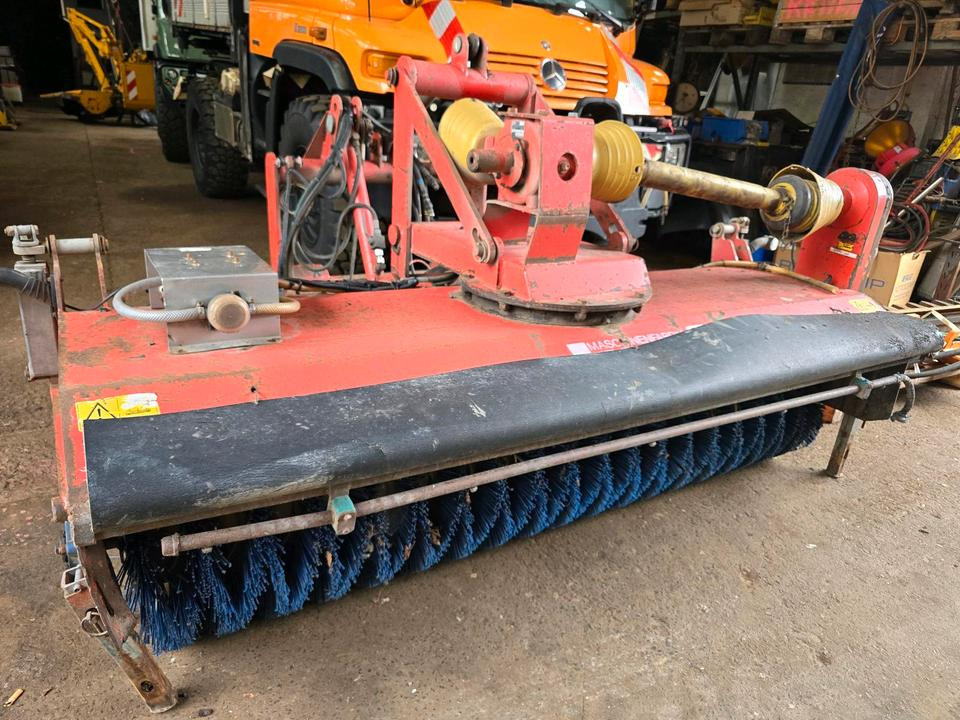 Dücker FKM 210 Kehrmaschine Straßenkehrmaschine Kehrbesen für Unimog 405 424 U 300 400 500 318 423 427 429 430 530 535 527 - Barredora cucharón: foto 3 Dücker FKM 210 Kehrmaschine Straßenkehrmaschine Kehrbesen für Unimog 405 424 U 300 400 500 318 423 427 429 430 530 535 527 - Barredora cucharón: foto 3