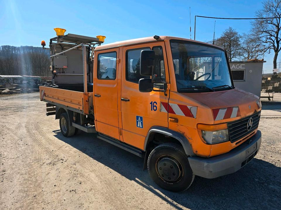 Mercedes-Benz Vario 614D Pritsche Doka 2002 Nissen VLT Verkehrsleittafel Absperrtafel LKW  Vorwarntafel - Camión caja abierta: foto 2 Mercedes-Benz Vario 614D Pritsche Doka 2002 Nissen VLT Verkehrsleittafel Absperrtafel LKW  Vorwarntafel - Camión caja abierta: foto 2