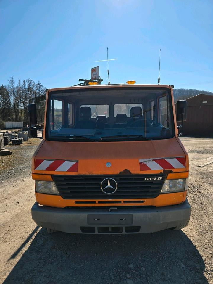 Mercedes-Benz Vario 614D Pritsche Doka 2002 Nissen VLT Verkehrsleittafel Absperrtafel LKW  Vorwarntafel - Camión caja abierta: foto 5 Mercedes-Benz Vario 614D Pritsche Doka 2002 Nissen VLT Verkehrsleittafel Absperrtafel LKW  Vorwarntafel - Camión caja abierta: foto 5