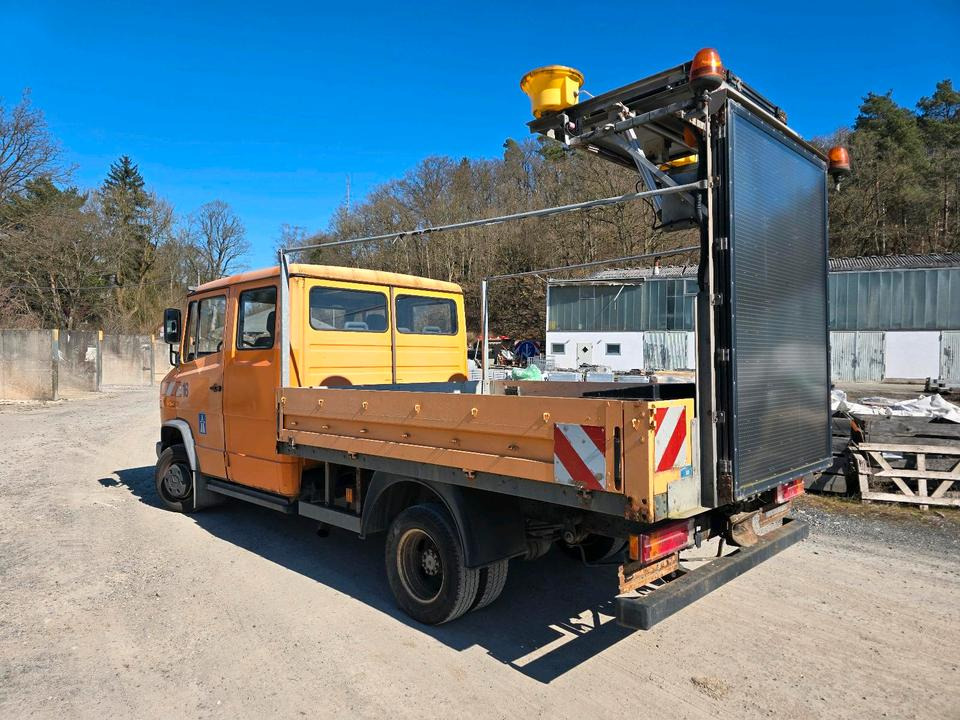 Mercedes-Benz Vario 614D Pritsche Doka 2002 Nissen VLT Verkehrsleittafel Absperrtafel LKW  Vorwarntafel - Camión caja abierta: foto 4 Mercedes-Benz Vario 614D Pritsche Doka 2002 Nissen VLT Verkehrsleittafel Absperrtafel LKW  Vorwarntafel - Camión caja abierta: foto 4